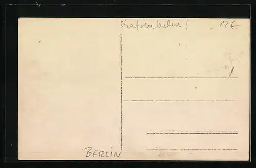 Foto-AK Berlin, Paar vor Balustrade am Brandenburger Tor, mit Strassenbahn im Hintergrund