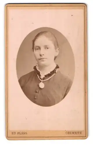 Fotografie Ed. Blass, Chemnitz, Mühlenstr. 41, Portrait schönes Fräulein mit eleganter Halskette
