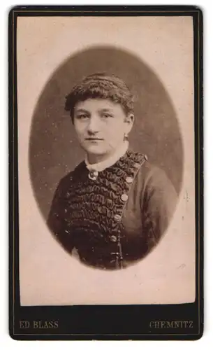 Fotografie Ed. Blass, Chemnitz, Mühlenstr. 41, Portrait schönes Fräulein in elegant gerüschter Bluse