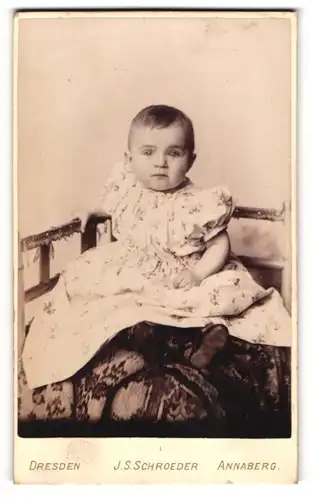 Fotografie J. S. Schroeder, Dresden, Reissigerstr. 46, Portrait süsses Baby im geblümten Kleidchen