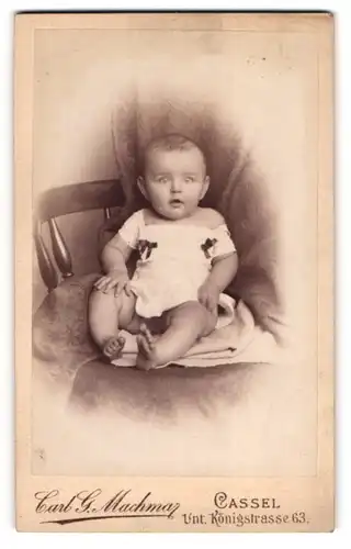 Fotografie Carl G. Machmar, Cassel, Unt. Königstr. 63, Portrait Baby im weissen Hemdchen