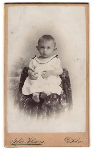 Fotografie Atelier Johnsen, Döbeln, Zwingerstr. 34, Portrait blondes Kleinkind im weissen Hemdchen
