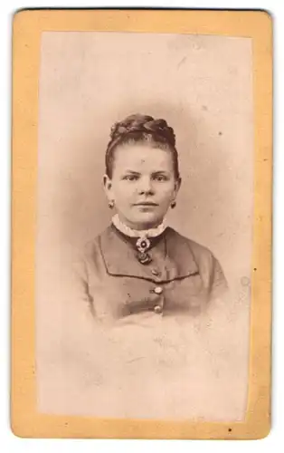 Fotografie Gustav Schroeder, Mittweida, Rochlitzer Str. 163, Portrait hübsches Fräulein mit Flechtdutt