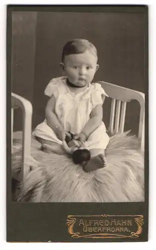 Fotografie Alfred Hahn, Oberfrohna, Portrait niedliches Kleinkind mit Puppe in der Hand