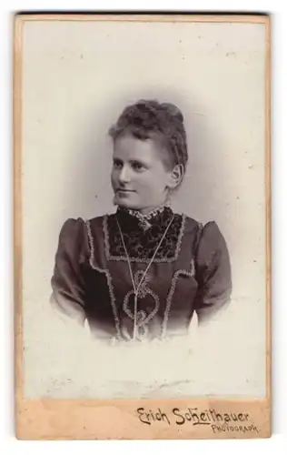 Fotografie Erich Scheithauer, Zwickau i. S., Plauensche Str. 24, Portrait hübsche junge Frau mit Stickerei am Kragen