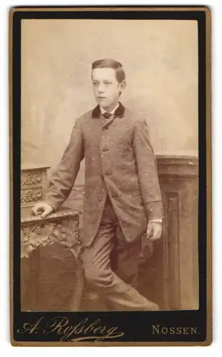 Fotografie A. Rossberg, Nossen, Bahnhofstrasse, Portrait Bube elegant im Anzug