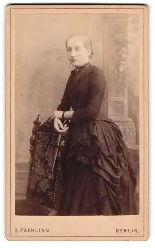 Fotografie E. Faehling, Berlin, Leipziger Str. 63, Portrait blonde Schönheit mit Fächer in der Hand