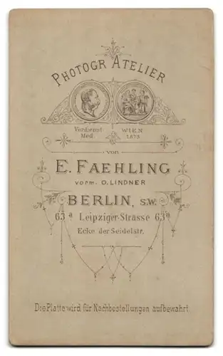 Fotografie E. Faehling, Berlin, Leipziger Str. 63, Portrait blonde Schönheit mit Fächer in der Hand