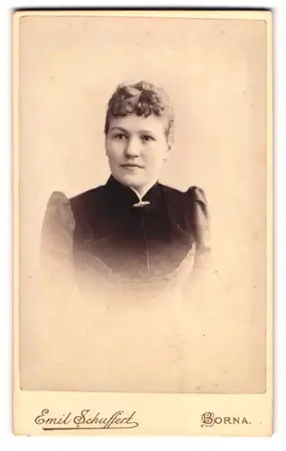 Fotografie Emil Schuffert, Borna, am Bahnhof, Portrait blonde Frau mit lockigem Haar
