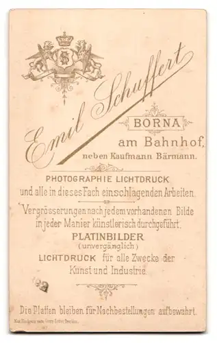 Fotografie Emil Schuffert, Borna, am Bahnhof, Portrait blonde Frau mit lockigem Haar