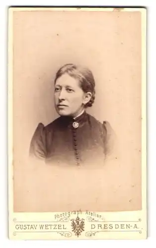 Fotografie Gustav Wetzel, Dresden-A., Prager Str. 6, Portrait junge Frau mit Brosche am Kleiderkragen