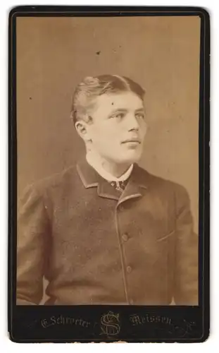 Fotografie Ernst Schroeter, Meissen, Obergasse 597, Portrait charmanter junger Mann elegant im Jackett