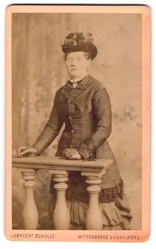 Fotografie Lebrecht Schulze, Wittenberge, Portrait einer elegant gekleideten Frau mit interessantem Hut
