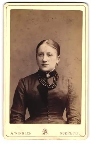 Fotografie A. Winkler, Goerlitz, Berliner Str. 12, Portrait schönes Fräulein mit Brosche und Halskette