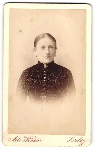 Fotografie Ad. Winkler, Görlitz, Berliner Str. 12, Portrait hübsche Dame mit elegantem Ohr- und Halsschmuck