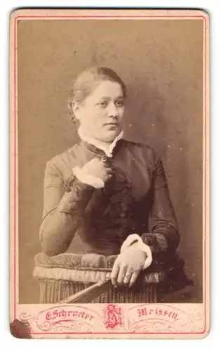 Fotografie E. Schroeter, Meissen, Obergasse 597, Portrait bildschönes Fräulein mit Fächer in der Hand