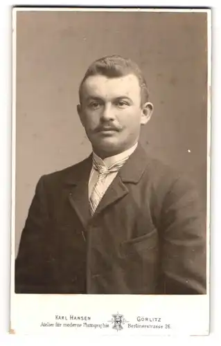 Fotografie Karl Hansen, Görlitz, Berlinerstr. 26, Portrait charmanter junger Mann mit Schnurrbart