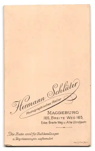 Fotografie Herm. Schlüter, Magdeburg, Breite Weg 165, Portrait bildschöne junge Frau in prachtvoller Bluse