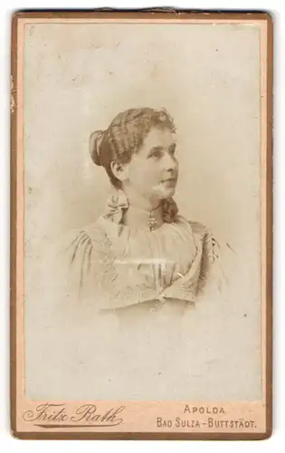 Fotografie Fritz Rath, Apolda, Schötener Promenade, Portrait schönes Fräulein mit Dutt in eleganter Bluse