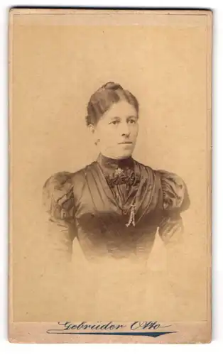 Fotografie Gebrüder Otto, Oranienburg, Berliner Str. 15, Portrait hübsche Dame mit Dutt in gerüschter Bluse