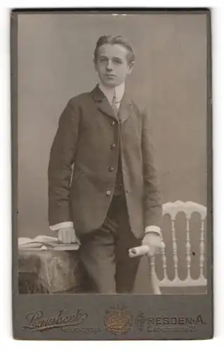 Fotografie Lambert, Dresden-A., Seestr. 21, Portrait charmanter junger Mann mit zurückgekämmtem Haar
