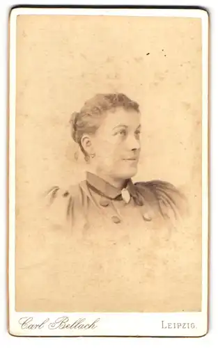 Fotografie Carl Bellach, Leipzig, Gellertstr. 12 u. 14, Portrait hübsche Dame mit Brosche am Kleiderkragen