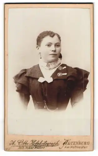 Fotografie A. Otto, Altenburg, Am Hoftheater, Portrait junge Dame in prachtvoller Bluse mit Broschen