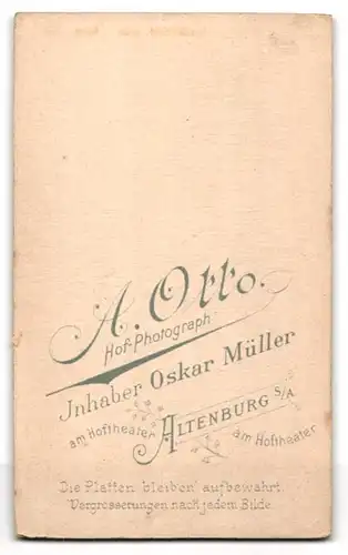 Fotografie A. Otto, Altenburg, Am Hoftheater, Portrait junge Dame in prachtvoller Bluse mit Broschen