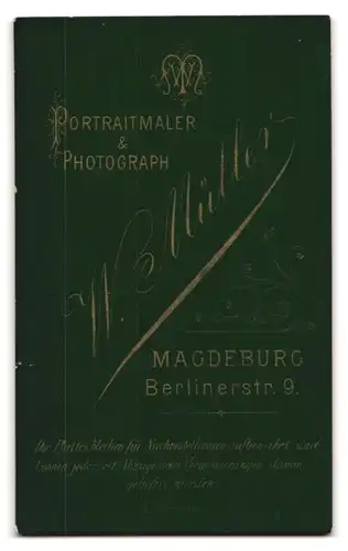 Fotografie W. Müller, Magdeburg, Berlinerstr. 9, Portrait brünettes Fräulein mit Brosche am Blusenkragen