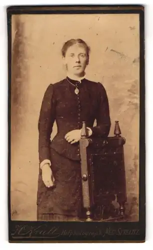 Fotografie H. Krull, Neu-Strelitz, Portrait junge Frau mit Halskette im eleganten Kleid