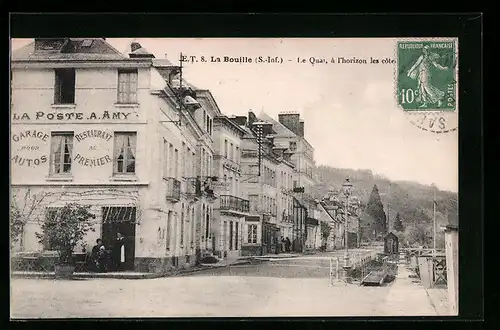 AK La Bouille pres Rouen, Le Quai, a l`horizon les cotes, la poste