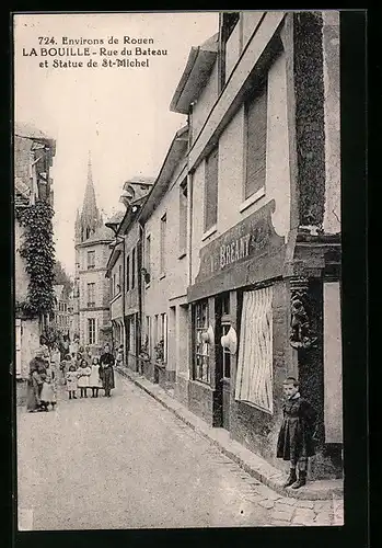 AK La Bouille, Rue du Bateau et Statue de St-Michel