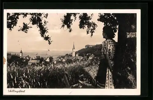AK Schillingsfürst, Junge Frau blickt auf die gesamte Stadt