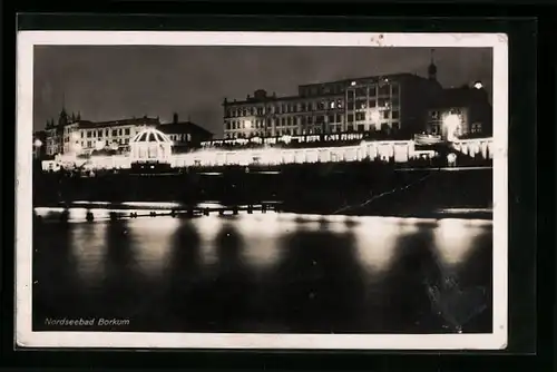 AK Borkum, Blick auf die Hotels an der Nordseepromenade bei Nacht