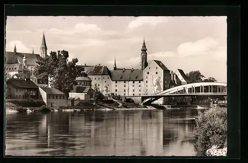 AK Straubing a. d. Donau, Blick vom Flussufer auf die Brücke in die Stadt, die Kirchtürme ragen heraus