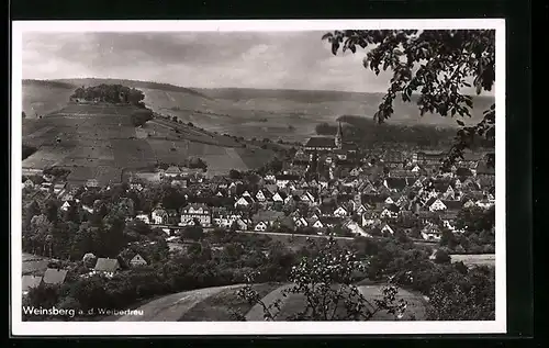 AK Weinsberg a. d. Weibertreu, Blick hinab auf die Stadt und die Kirche im Hintergrund