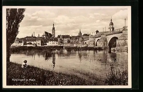 AK Kitzingen am Main, Kind auf der Wiese am Mainufer, Blick zur Stadt