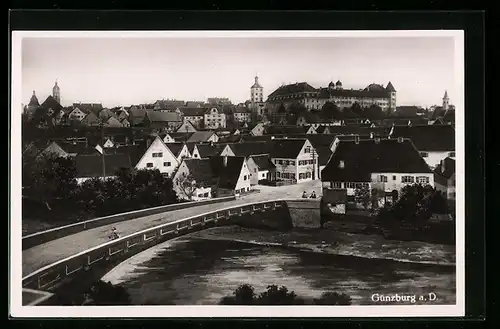 AK Günzburg a. D., an der Brücke in die Stadt, Blick hinauf zum Schloss