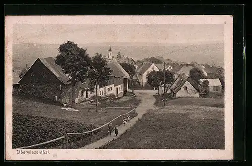 AK Oberwiesenthal, Kinder auf dem Weg in den Ort, Blick zum Kirchturm