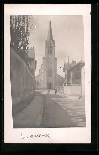 AK Les Mureaux, l`Eglise et la rue de l`Eglise