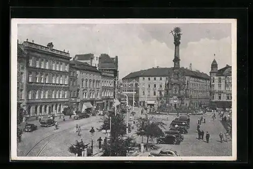AK Olmütz, Passanten und Automobile auf dem Platz
