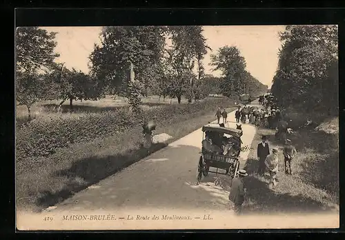 AK Moulineaux, Maison-Brulee, Spaziergänger auf der Strasse