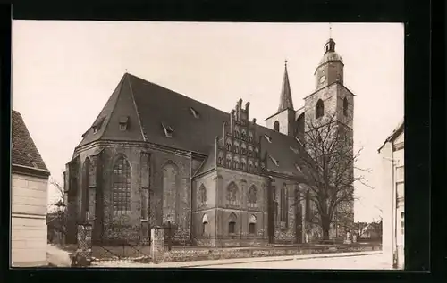 Foto-AK Jüterbog, Strassenpartie mit Nikolaikirche