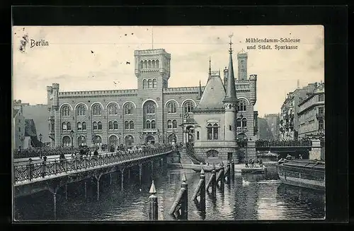 AK Berlin, Mühlendamm-Schleuse und Städt. Sparkasse