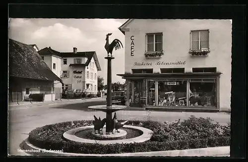 AK Immenstadt / Bodensee, Cafsse & Bäckerei, Brunnen mit Hahn & Hennen