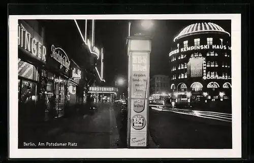 AK Berlin-Tiergarten, am Potsdamer Platz bei Nacht, beleuchtete Reklamesäule für Möbelhandlung, Kempinski Haus