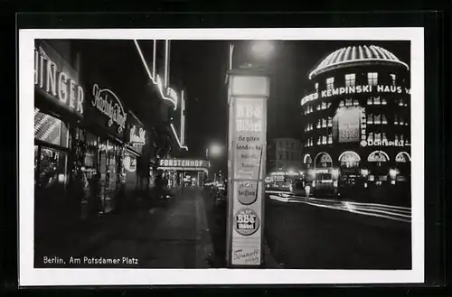 AK Berlin-Tiergarten, am Potsdamer Platz bei Nacht, beleuchtete Reklamesäule für Möbelhandlung, Kempinski Haus