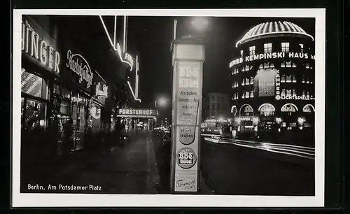 AK Berlin-Tiergarten, am Potsdamer Platz bei Nacht, beleuchtete Reklamesäule für Möbelhandlung, Kempinski Haus