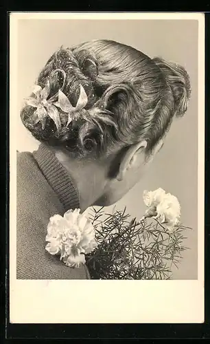 AK Frauenportrait mit elegant zurückgestecktem Haar, Blumen und Glitzer als Schmuck