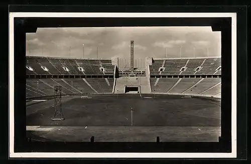 AK Berlin, Reichssportfeld, Deutsche Kampfbahn mit Blick auf den Glockenturm